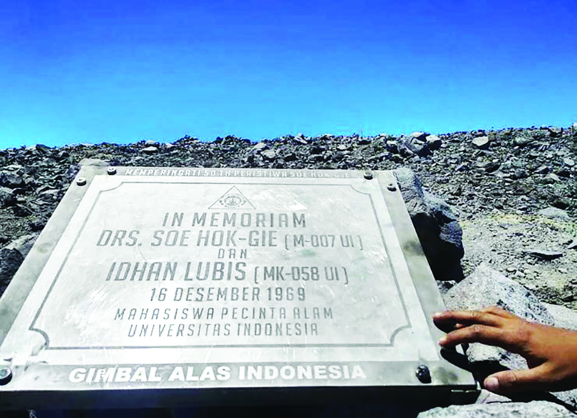 TERPASANG: Papan nama Soe Hok Gie ini terpasang kembali di puncak Gunung Semeru. Pemasangannya cukup kokoh karena menggunakan bahan dari besi dan dilakukan pengecoran.