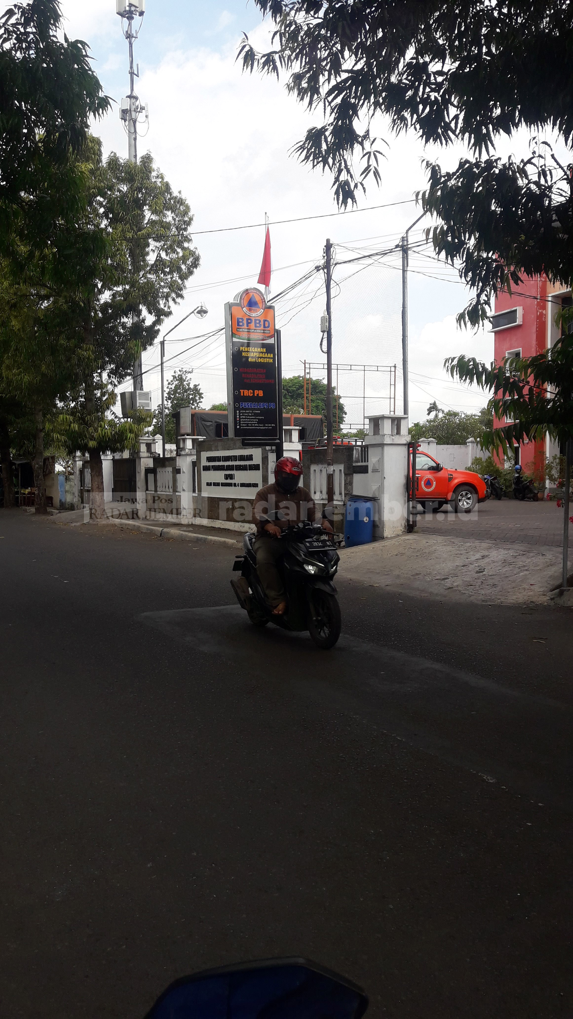 LENGANG: Kantor BPBD Lumajang yang berada di Jalan Hasanudin nomor 4, Lumajang, ini tampak lengang. Meski ada salah satu anggotanya yang tertular virus korona, aktivitas dan tugas penanggulangan bencana masih terus berlanjut.