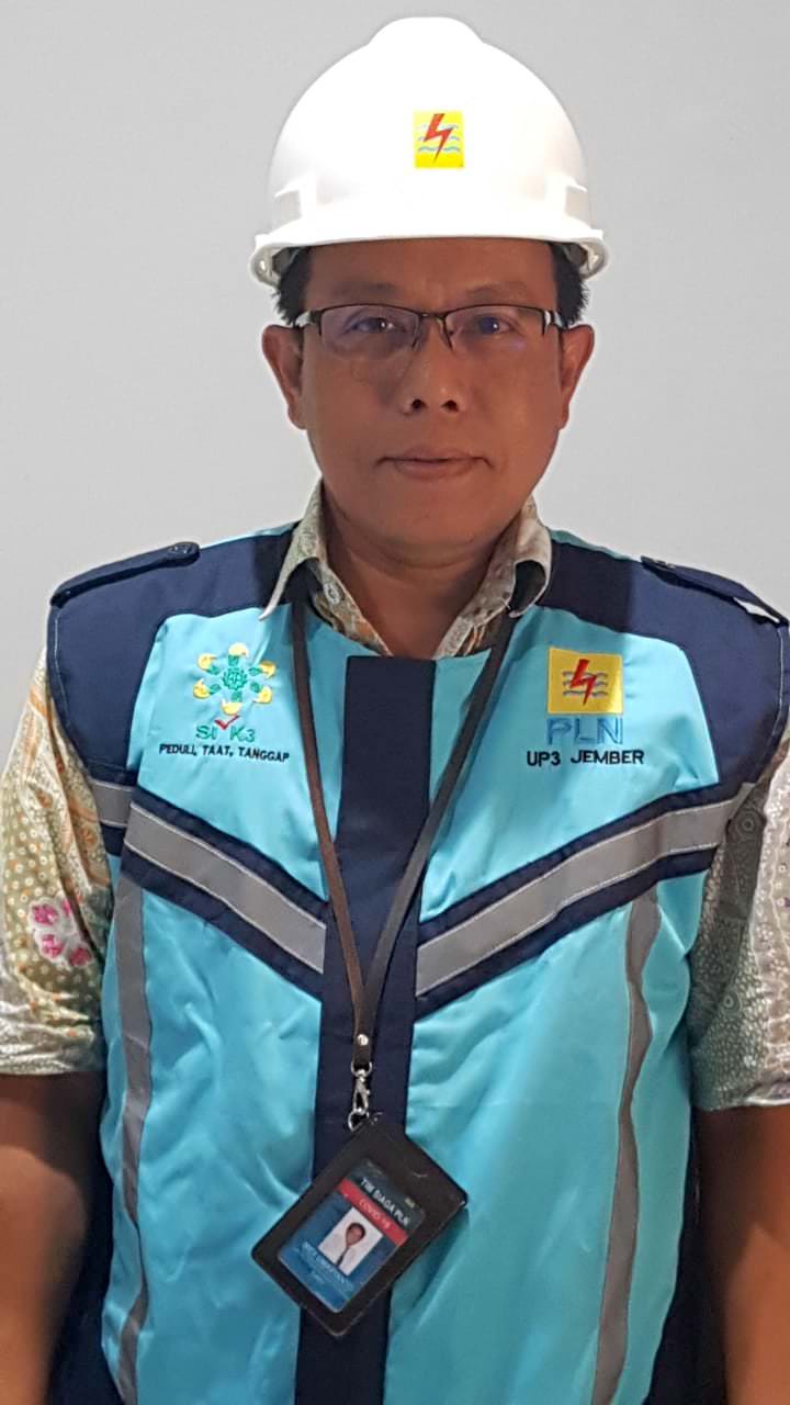 BERI PENJELASAN: Manager KSA ( Keuangan, SDM dan Administrasi) Humas UP3 Jember, Widi Umaryanto ketika memberi klarifikasi terkait kebakaran yang terjadi di Kecamatan Klakah.