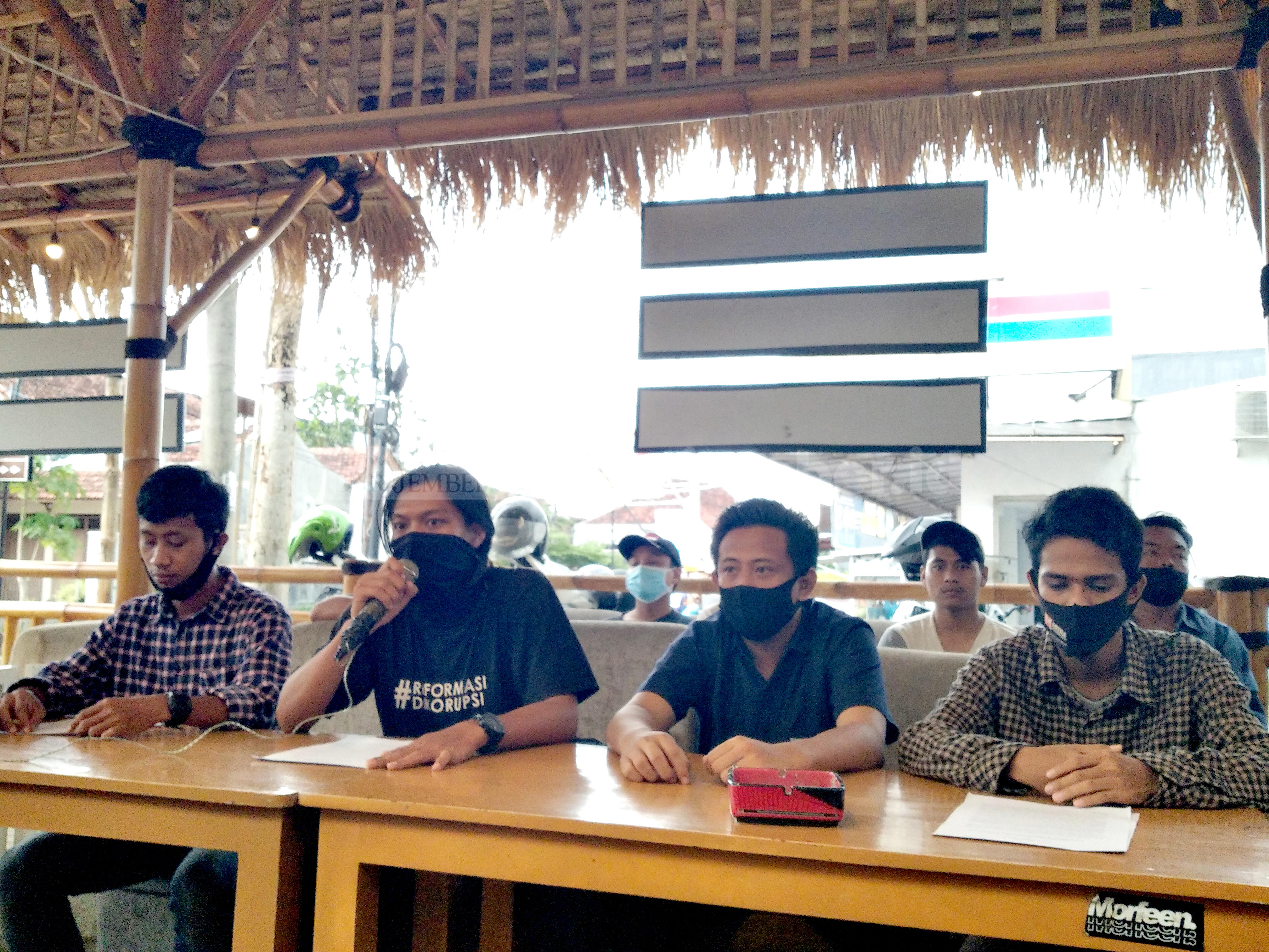 BUKA SUARA: Aliansi Jember Menggugat (AJM) memberikan klarifikasi terkait lima pendemo yang ditangkap polisi.