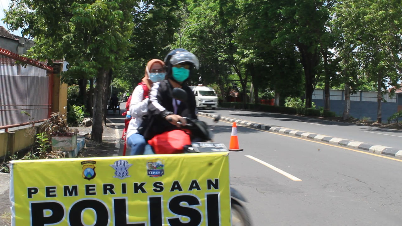 BALIK KANAN: Pesepeda motor langsung balik kanan karena mengetahui ada polisi. Polisi saat ini melaksanakan Operasi Zebra.