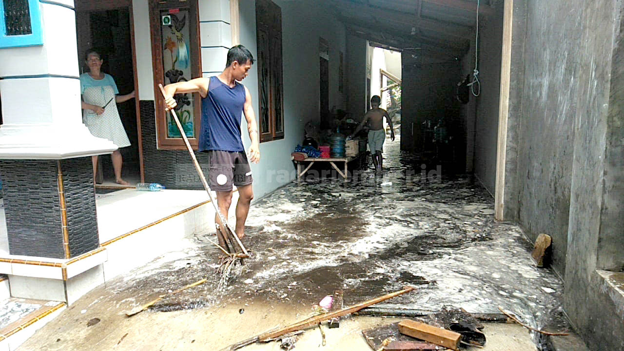 DAMPAK BENCANA: Warga membersihkan rumah akibat ombak besar yang terjadi di Pantai Payangan, Sumberrejo, Ambulu, akhir Mei lalu. Kawasan ini menjadi satu dari 13 desa yang masuk zona rawan bencana tsunami.