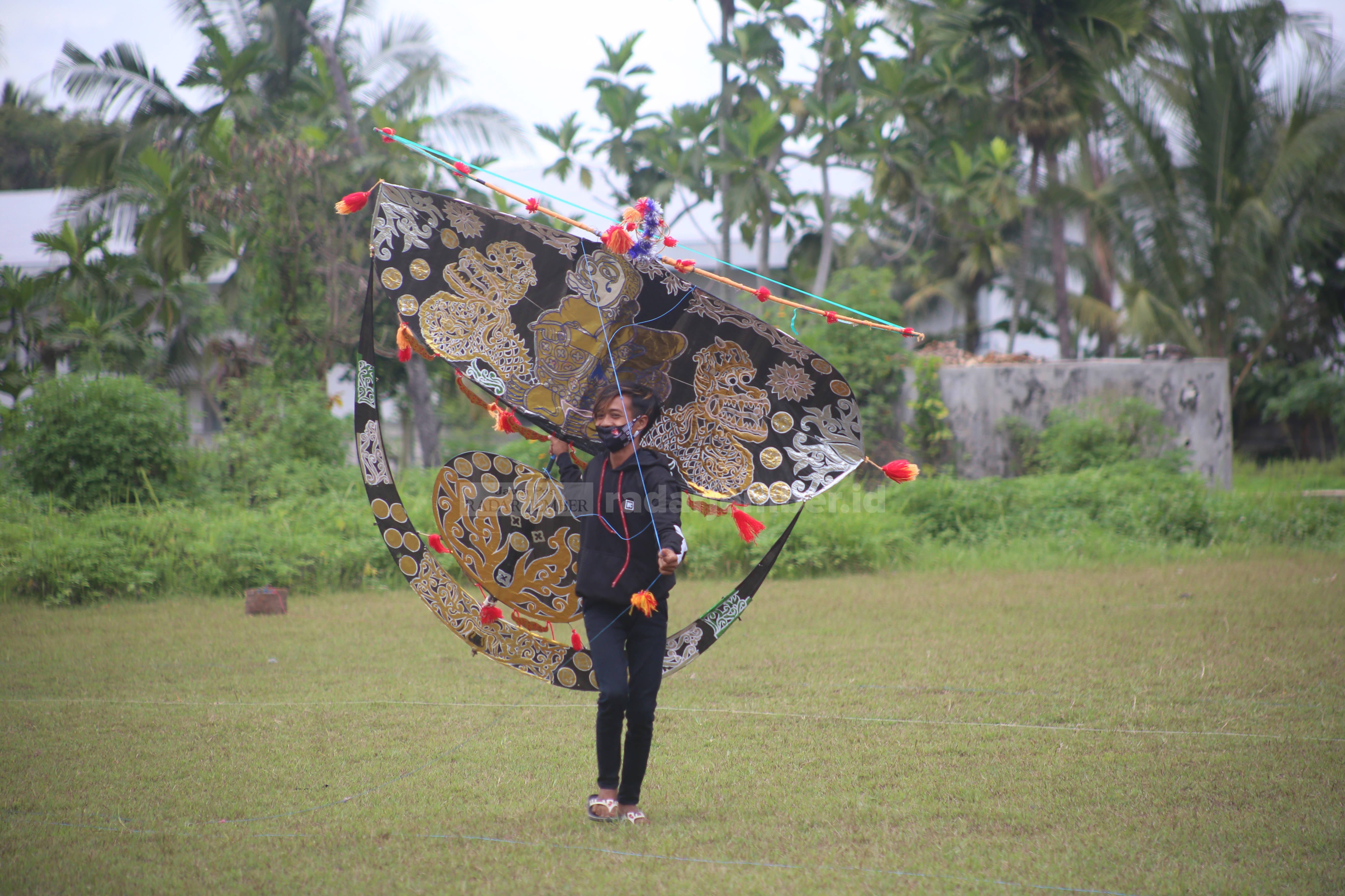 MENGUDARA: Layang-layang yang disentuh hiasan batik menjadi daya tarik tersendiri. Gebyar layangan dengan desain khusus untuk memperingati Hari Batik Nasional itu diselenggarakan di lapangan belakang Puskesmas Sukorambi, kemarin (6/10).