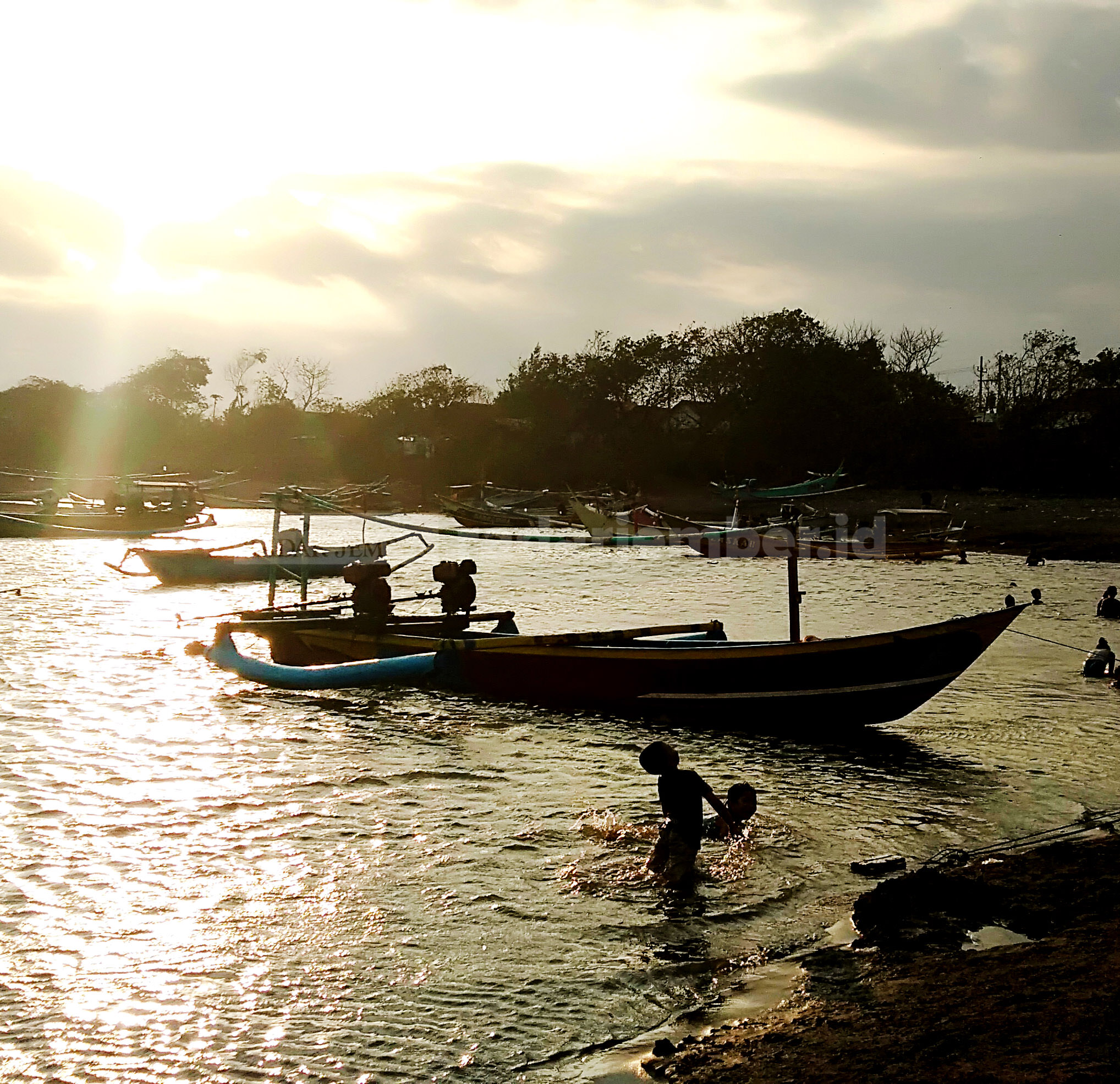 RAMAI: Pantai Cemara, salah satu jujukan wisata di selatan Mojomulyo, Kecamatan Puger. Meski pandemi, cukup banyak pengunjung yang datang di pantai ini. 