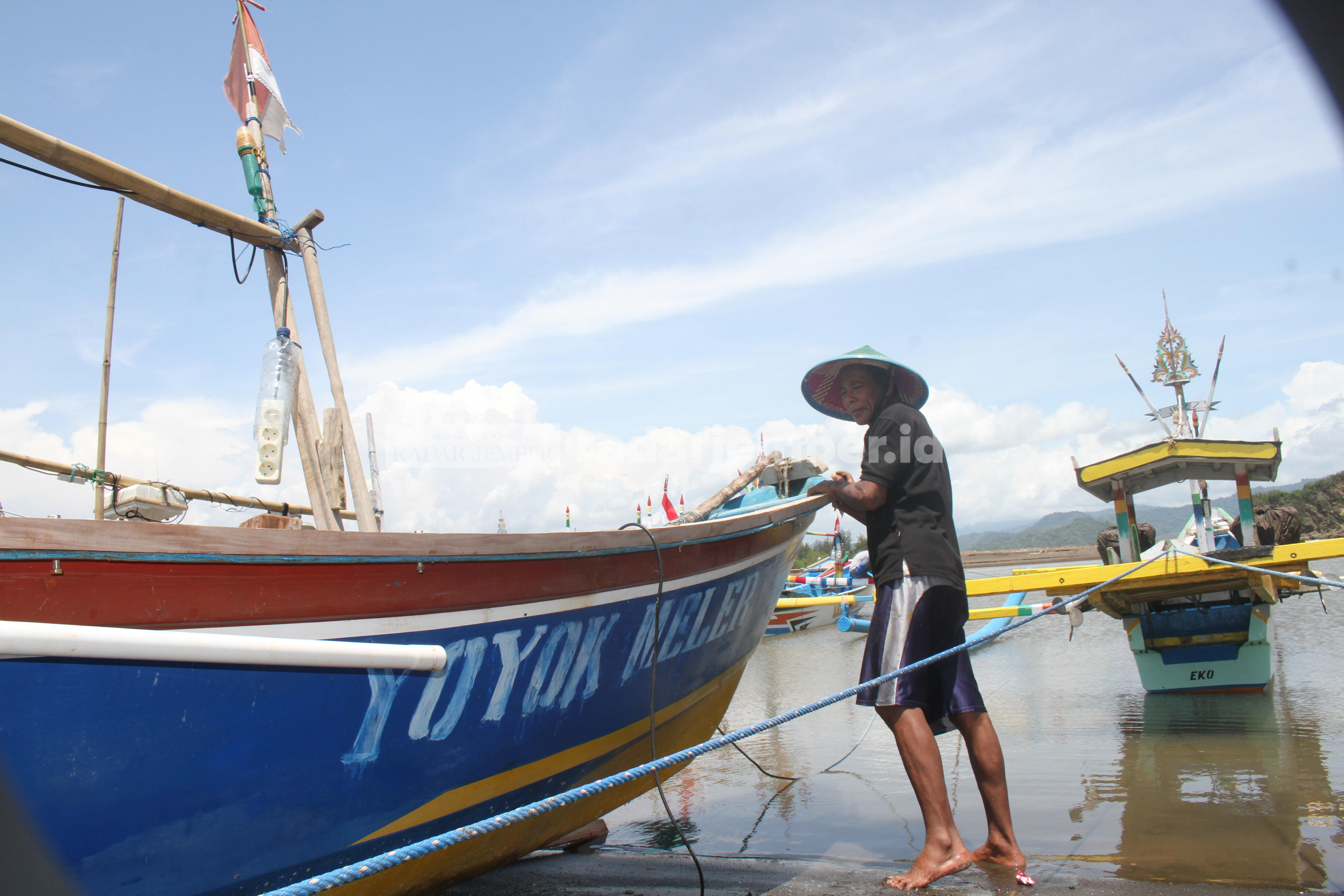 TUNGGU WAKTU: Daripada menganggur, para nelayan di Desa Sumberejo, Ambulu, belakangan ini lebih banyak menghabiskan waktu dengan memperbaiki perahu.