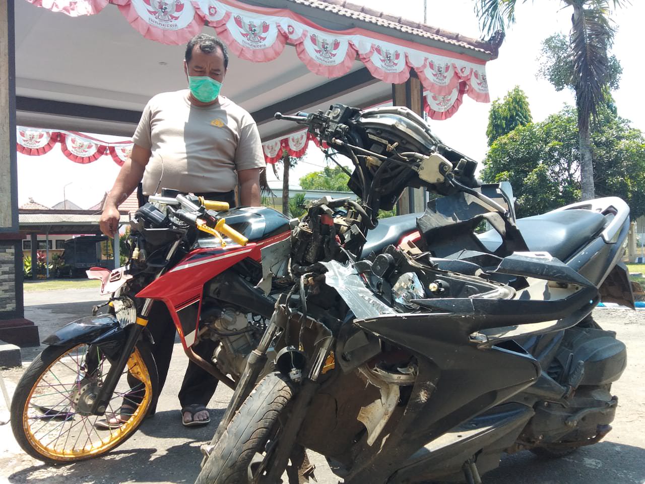 RUSAK PARAH: Kapolsek Sumberbaru AKP Subagiyo menunjukkan dua motor yang terlibat kecelakaan.