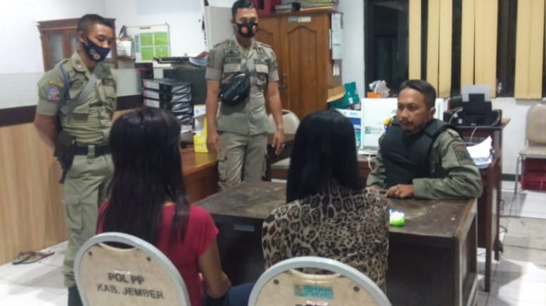 RAZIA WARIA: Dua waria di seputaran Stasiun Kota Jember terciduk Satpol PP.