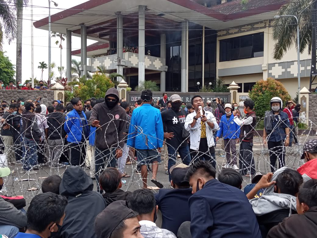 SUDAH KONDUSIF: Massa kembali tertib setelah terjadi kericuhan sebelumnya. Aksi itu berlangsung di depan gedung DPRD Jember, Kamis (8/10).