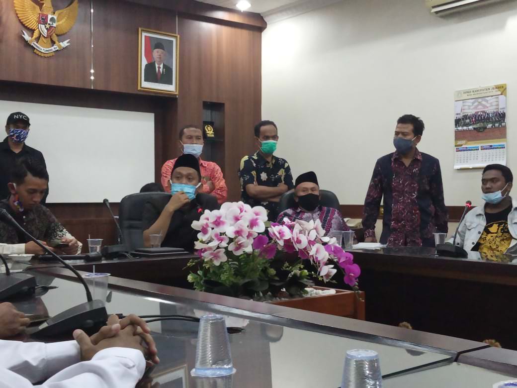 AKHIRNYA DISKUSI: Sejumlah pimpinan dan anggota DPRD Jember akhirnya mengundang perwakilan pengunjuk rasa untuk diskusi di kantor DPRD Jember.