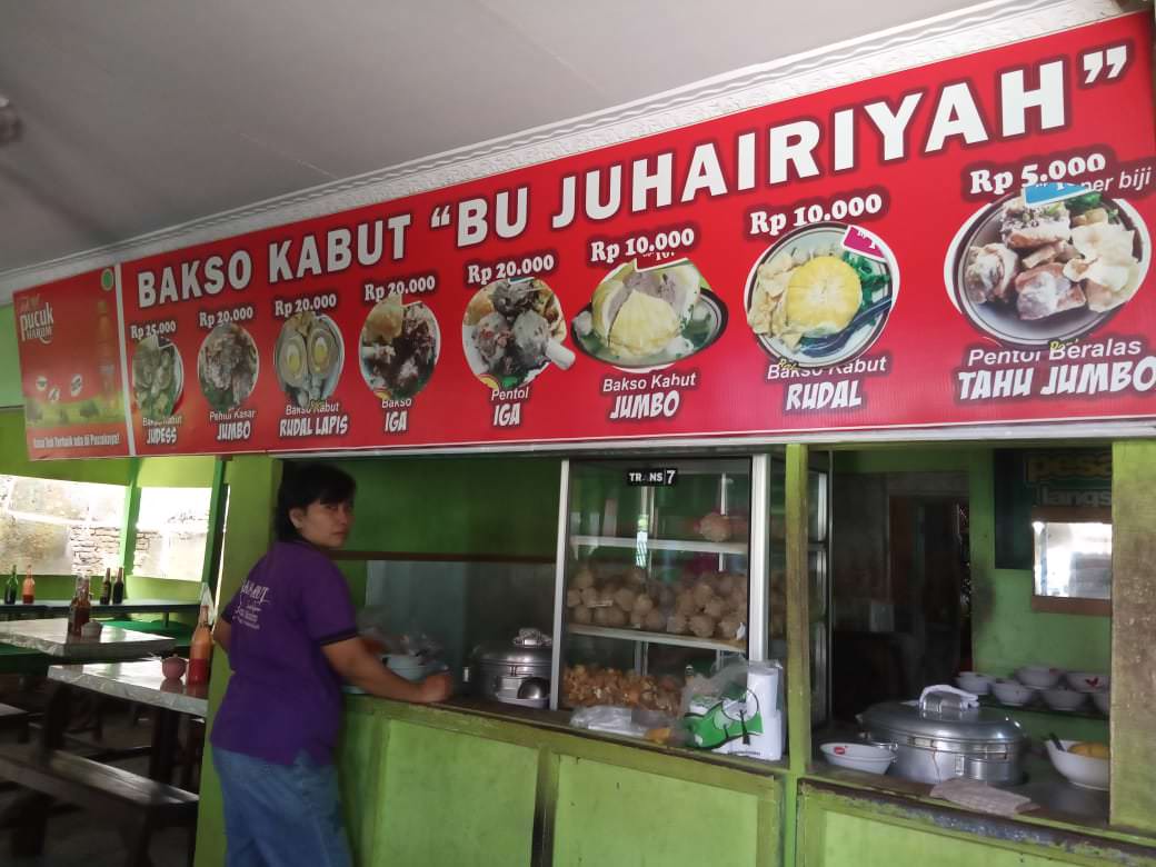 BAKSO KABUT: Suasana di warung Bakso Kabut Bu Juhairiyah. Meski tempatnya agak terpelosok, namun kerap dipadati pecinta kuliner khususnya bakso.