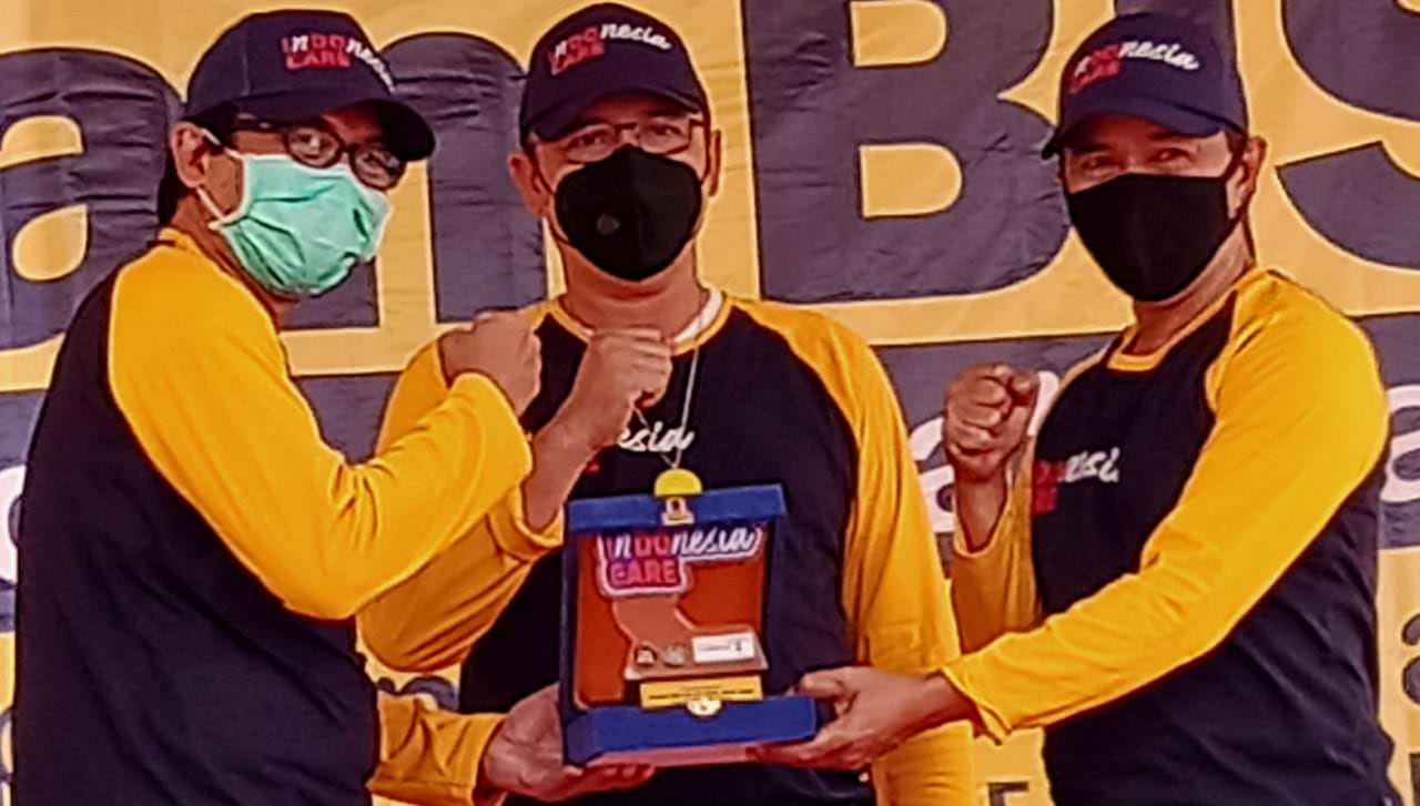 APRESIASI: Plt Bupati Jember Drs KH Abdul Muqit Arief saat menerima cinderamata dari Hasan Abud dari Kementerian Pariwisata dan Ekonomi Kreatif (kanan) bersama Anggota DPRI Komisi X Muhammad Nur Purnamasidi (tengah).