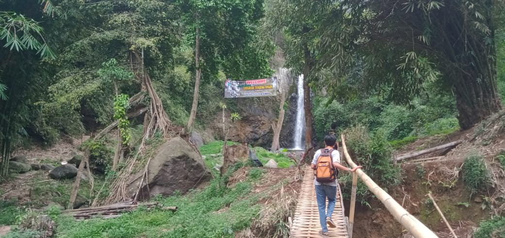 MENENANGKAN: Suasana Air Terjun Rayap yang menghipnotis pengunjung yang datang, dengan ketenangan dan kenyamanan yang muncul dari desir air yang mengalir.