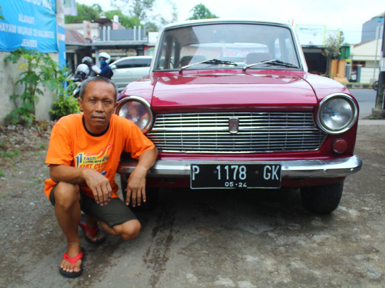 BARANG TUA MEMESONA: Arifin bersama mobil klasik miliknya. Warga Kecamatan Kaliwates ini merupakan salah satu penggemar mobil kuno di Jember.