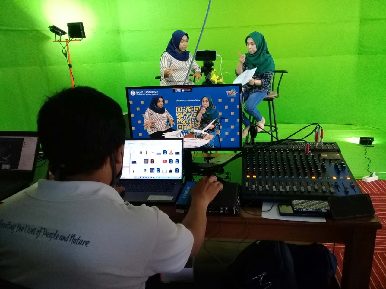 PERSIAPAN: Suasana gladi bersih jelang pelaksanaan virtual talk show mengenai QRIS yang akan brlangsung Selasa (27/10).
