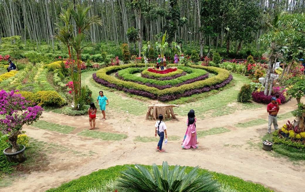 ASRI: Beberapa pengunjung sedang menikmati keindahan wisata Taman Gading.