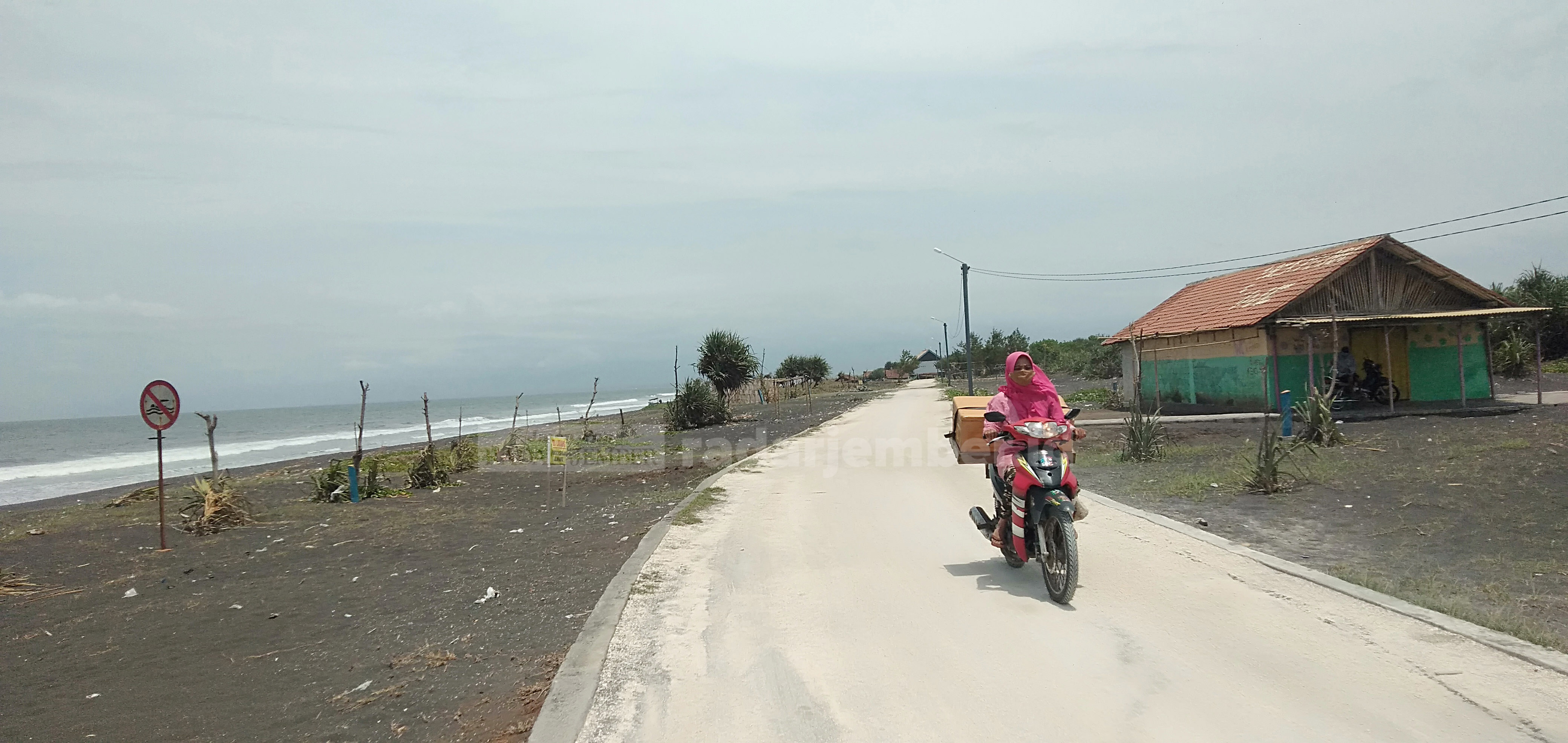 MENYIMPAN MISTERI: Ombak di Pantai Paseban terlihat tenang. Kawasan yang berada di Kecamatan Kencong ini pernah terdampak tsunami pada 1994 lalu. Selain Paseban, pesisir Puger Kulon, Watu Ulo, Payangan, dan Bandealit, juga mengalami bencana serupa.