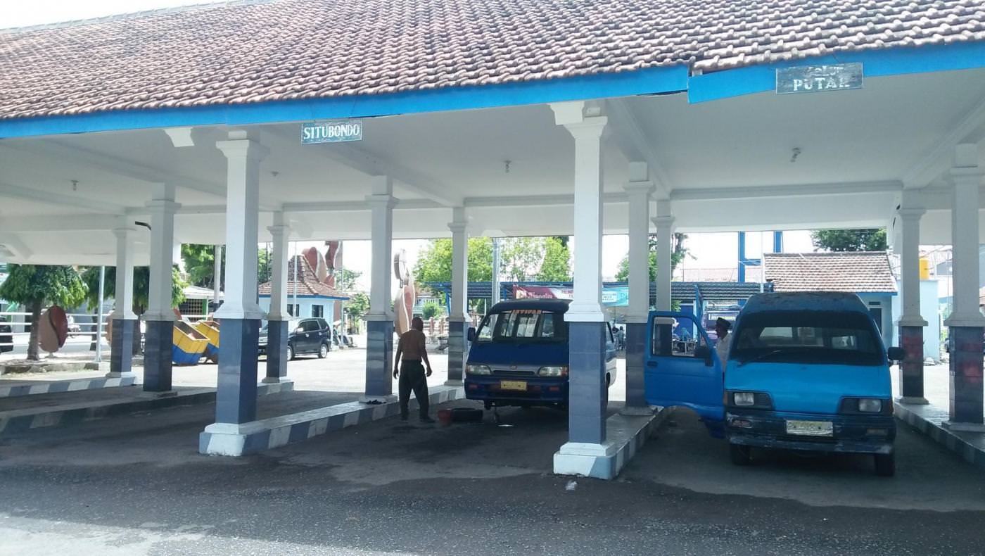 MASIH JADI PILIHAN: Suasana Terminal Bondowoso yang juga melayani rute angkutan perdesaan dan antarkota dalam provinsi (AKDP) masih ramai. Saat libur panjang Maulid Nabi pekan lalu, ternyata mengalami jumlah kenaikan penumpang.