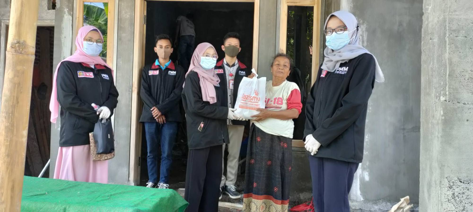 BERSIHKAN MONUMEN: Beberapa remaja yang sempat videonya viral karena menjadikan monumen Gerbong Maut sebagai arena bermain skateboard. Mereka akhirnya mendapatkan sanksi sosial membersihkan dan mengepel monumen.