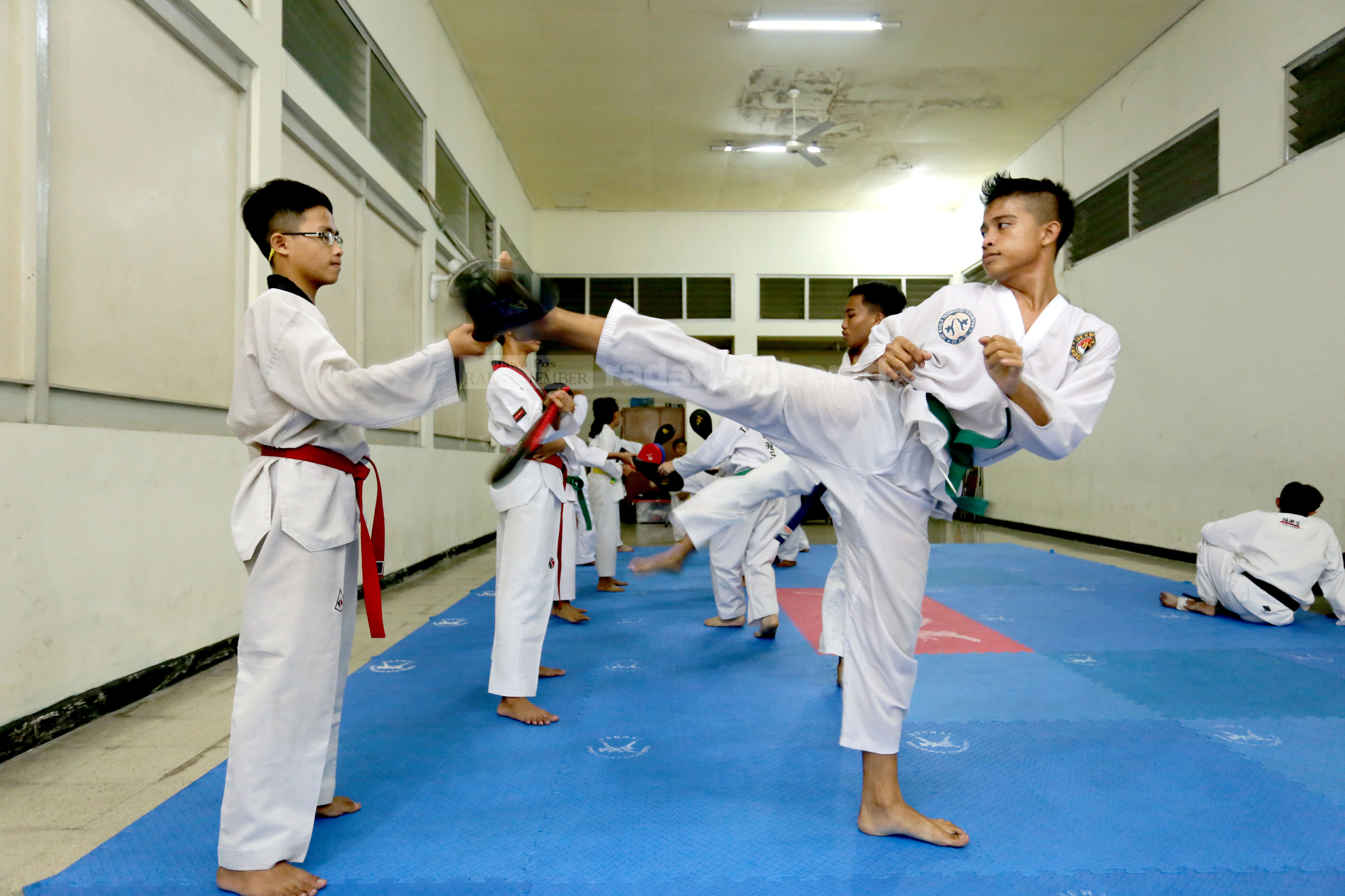 TETAP BERLATIH: Taekwondoin Jember melatih tendangan di Dojang PDP. Taekwondo Indonesia (TI) Jember mengakui kesulitan mencari atlet yang mampu turun di kelas berat kyorugi (tarung).