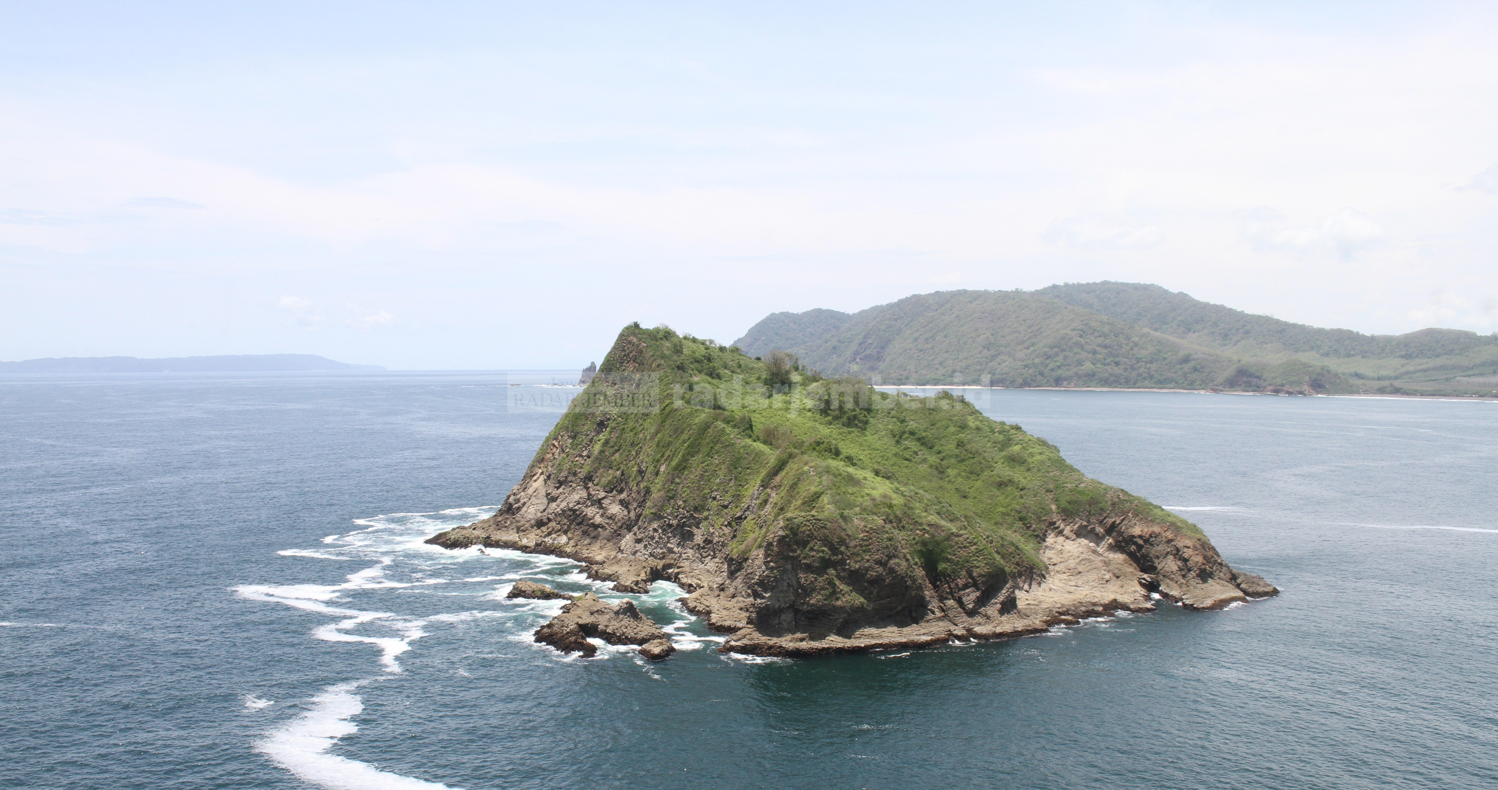 BERPOTENSI: Pemandangan salah satu pantai di pesisir selatan Jember.