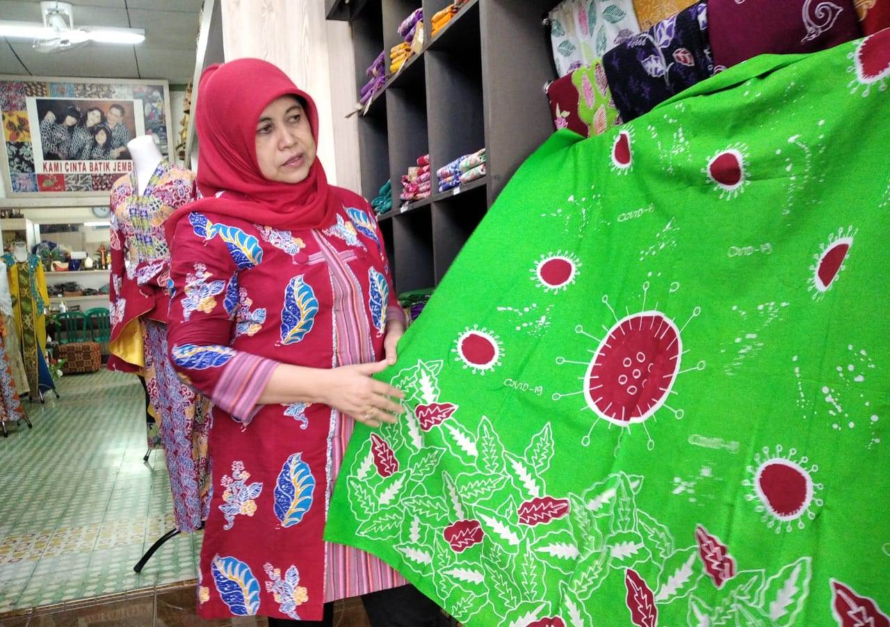 MOTIF BARU: Iriane sedang menunjukkan sembari menjelaskan makna filosofis batik motif korona kepada tim RadarJember.id (2/11)