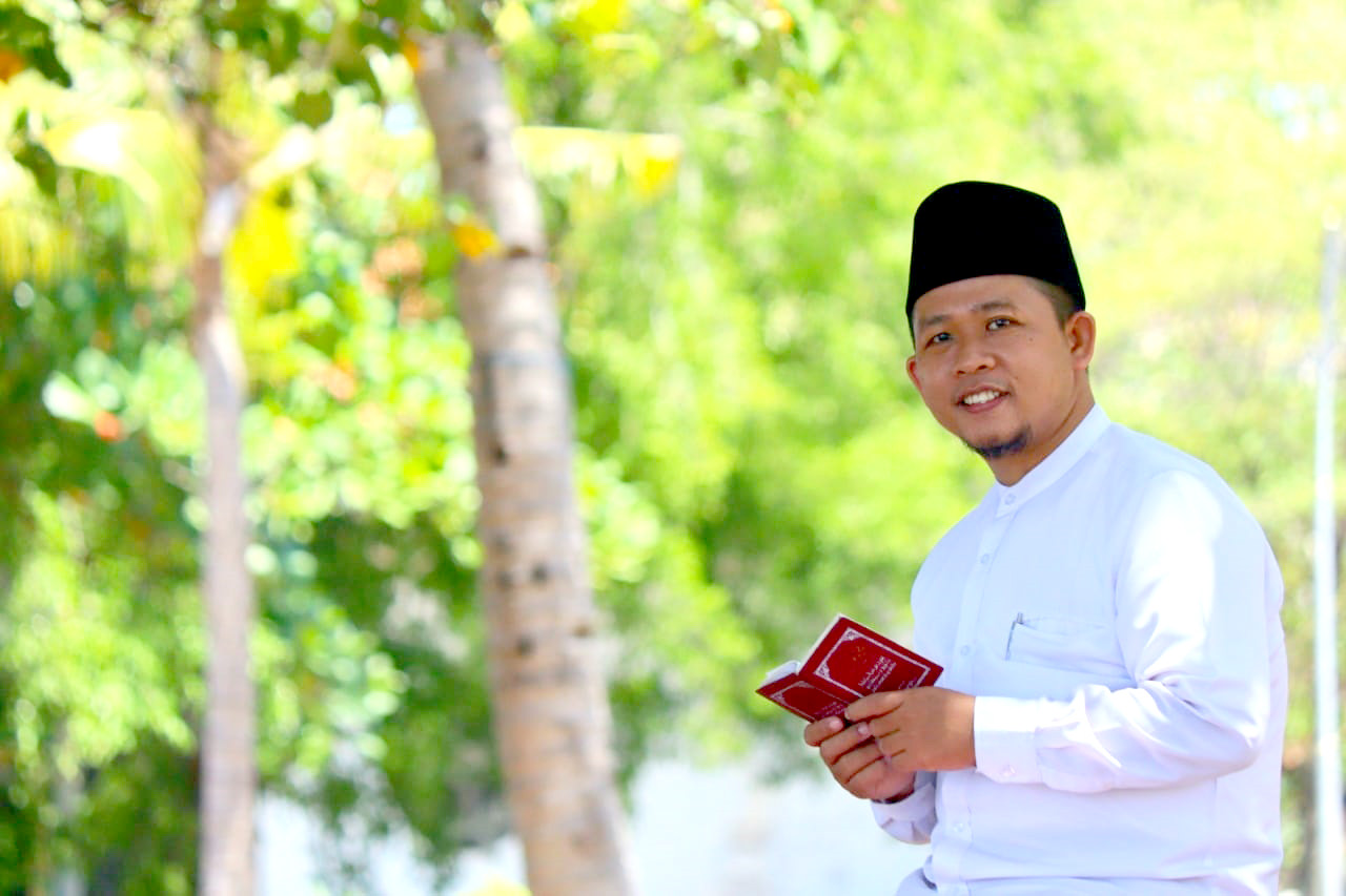 MOMEN TAK TERLUPAN: Zainal Anshari Marli, dosen IAIN Jember. Doktor muda ini menjalani ujian disertasi tak biasa. Dia mengenakan sarung ketika menghadapi dosen penguji di Pascasarjana Unisma Malang.