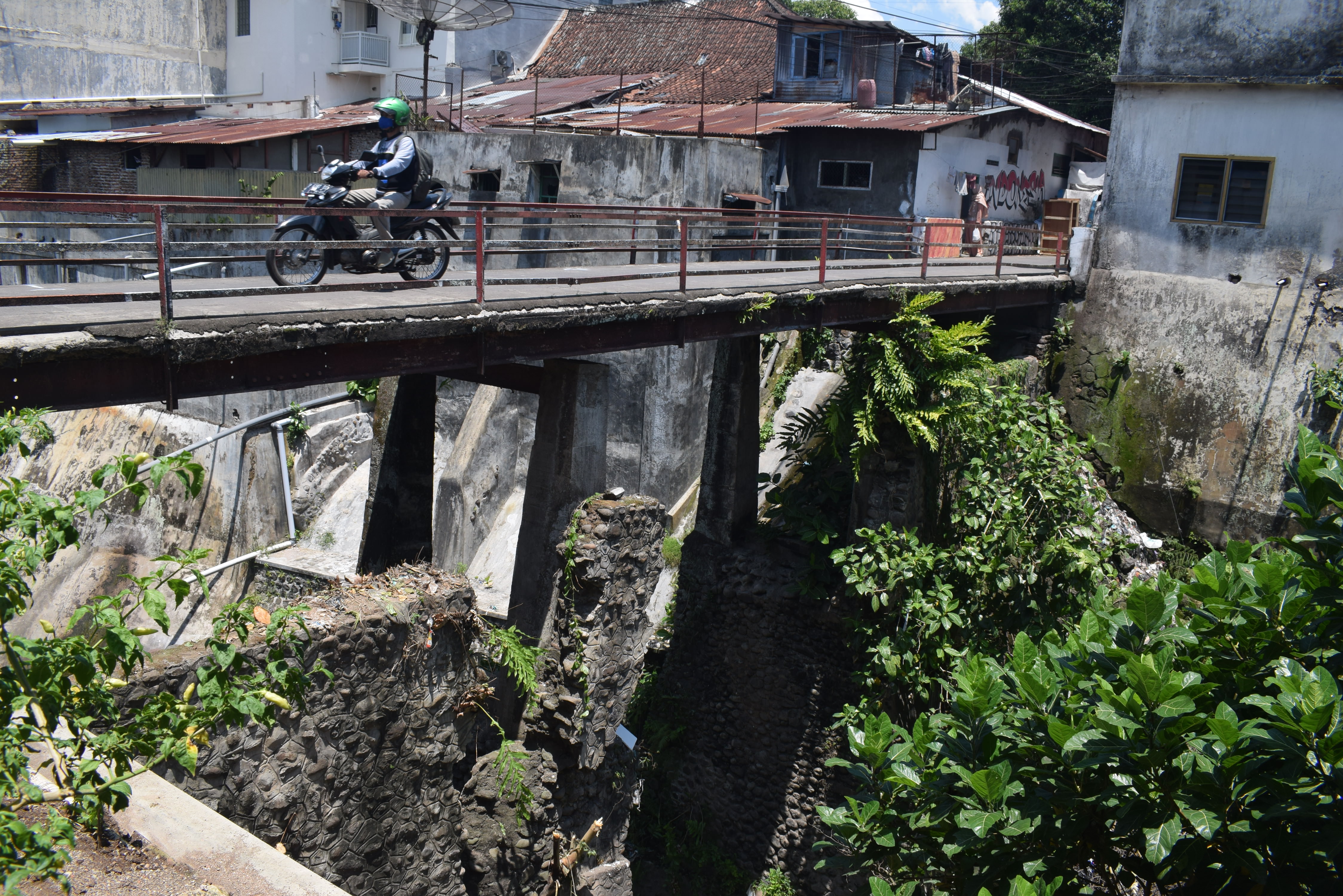 FOTO 1, DITUTUP SEMENTARA: Gang jembatan menuju Gereja Pantekosta Bondowoso ditutup sementara karena sudah mulai diperbaiki untuk struktur penyangga tiangnya.