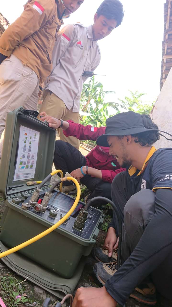 GELAR PENELITIAN: Tim teknik geofisika Institut Teknologi Sepuluh Nopember (ITS) melakukan proses geolistrik guna mengetahui struktur dan sebaran batu bata kuno di Desa Alas Sumur, Kecamatan Pujer, yang diduga ada peninggalan era Majapahit.