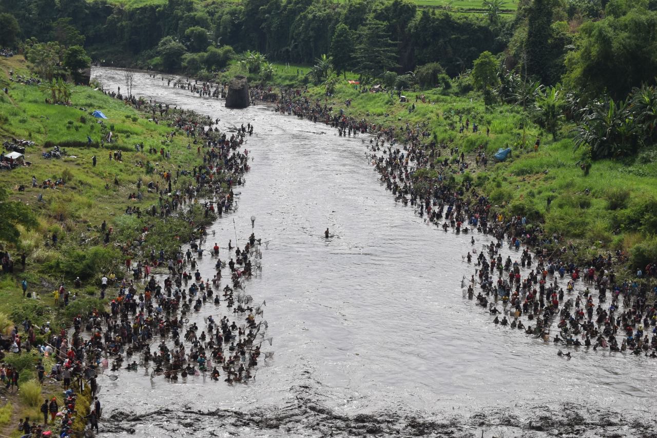 Asatan di Bendungan Sampean Baru memang sempat terhenti lama. Tak salah saat kegiatan tahunan ini kembali dilakukan, banyak warga yang berdatangan. Tidak hanya mencari ikan. Tapi juga jadi ajang selfie sampai mencari sensasi di sekitar sungai.