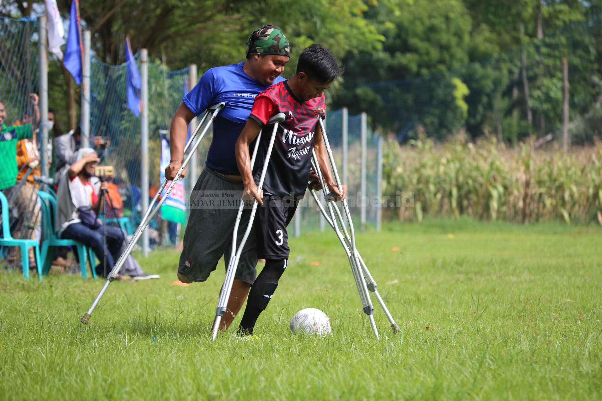 UNJUK KEBOLEHAN: Suasana liga bola amputasi yang berlangsung di Lapangan Mini Soccer Gelora Perdana, Jubung, Sukorambi, Minggu (6/12) kemarin.