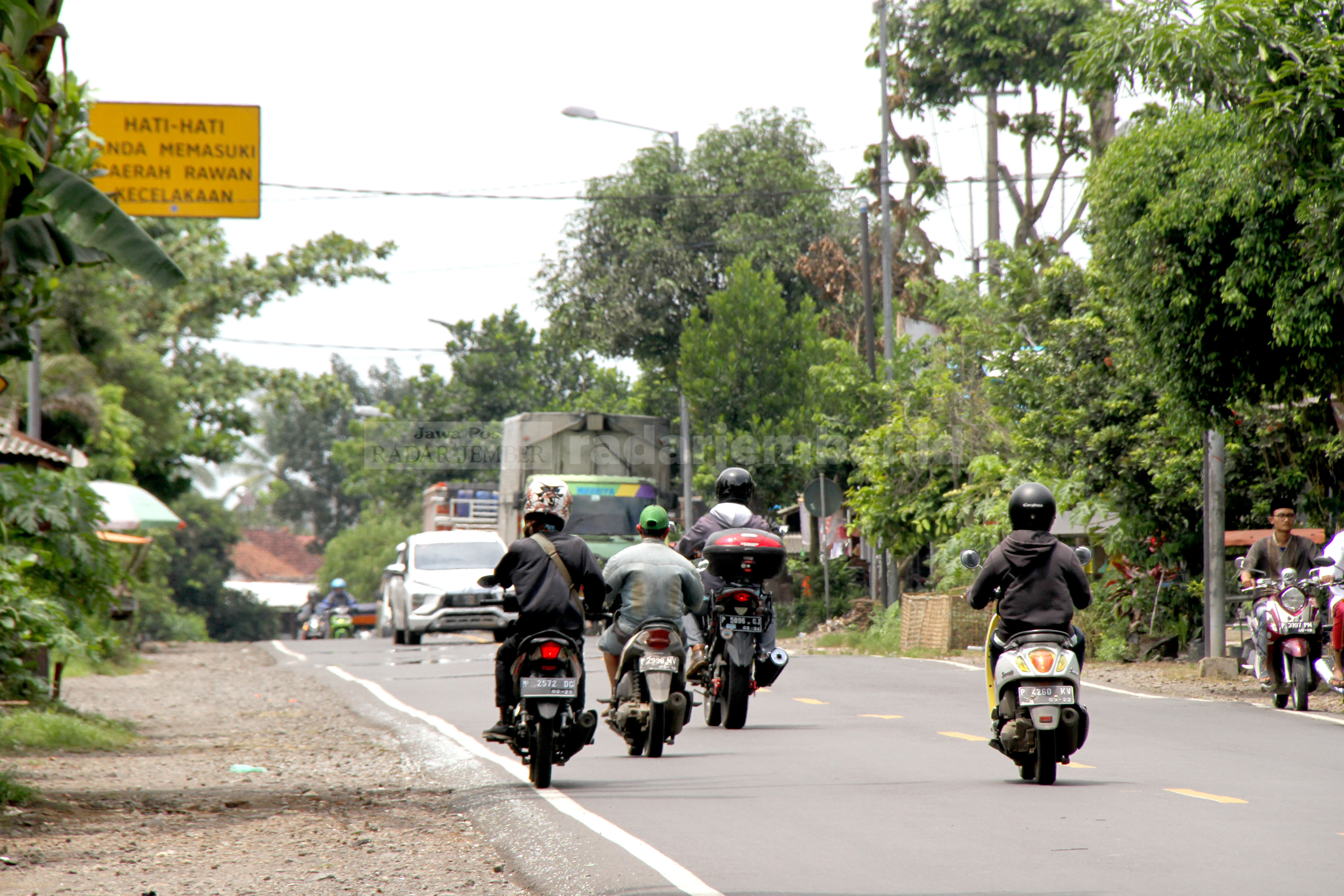 JALUR MAUT: Lokasi kecelakaan kendaraan L300 bernopol DK 1494 VI yang dikendarai Hasan Basri, 24, di Dusun Krajan, Desa Klatakan, Kecamatan Tanggul, Jumat (4/12) kemarin. Dalam kejadian ini pengemudi meninggal dunia di lokasi kejadian.