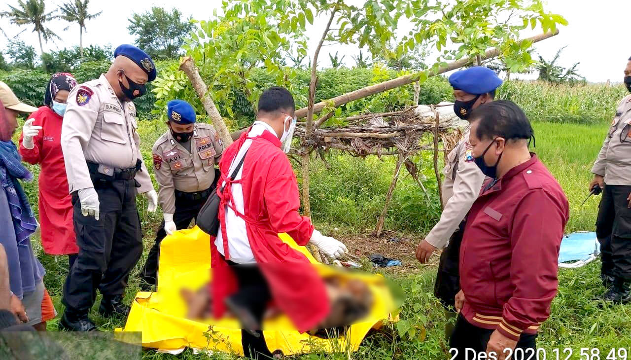 LAGI-LAGI TANPA IDENTITAS: Sosok mayat pria tanpa identitas diri ditemukan warga di sekitar Jalur Lintas Selatan, kemarin (2/12) siang. Petugas langsung mengevakuasi jenazah.