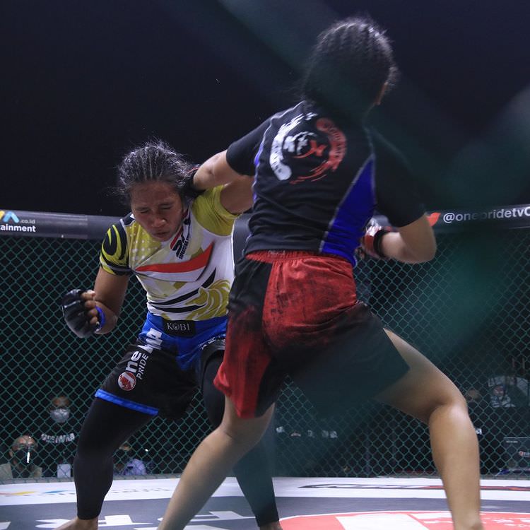MENANG: Petarung mixed martial art (MMA) asal Kabupaten Lumajang, Efi Dian Sofiana, kembali berhasil meraih kemenangan pada Desember 2020 ini.