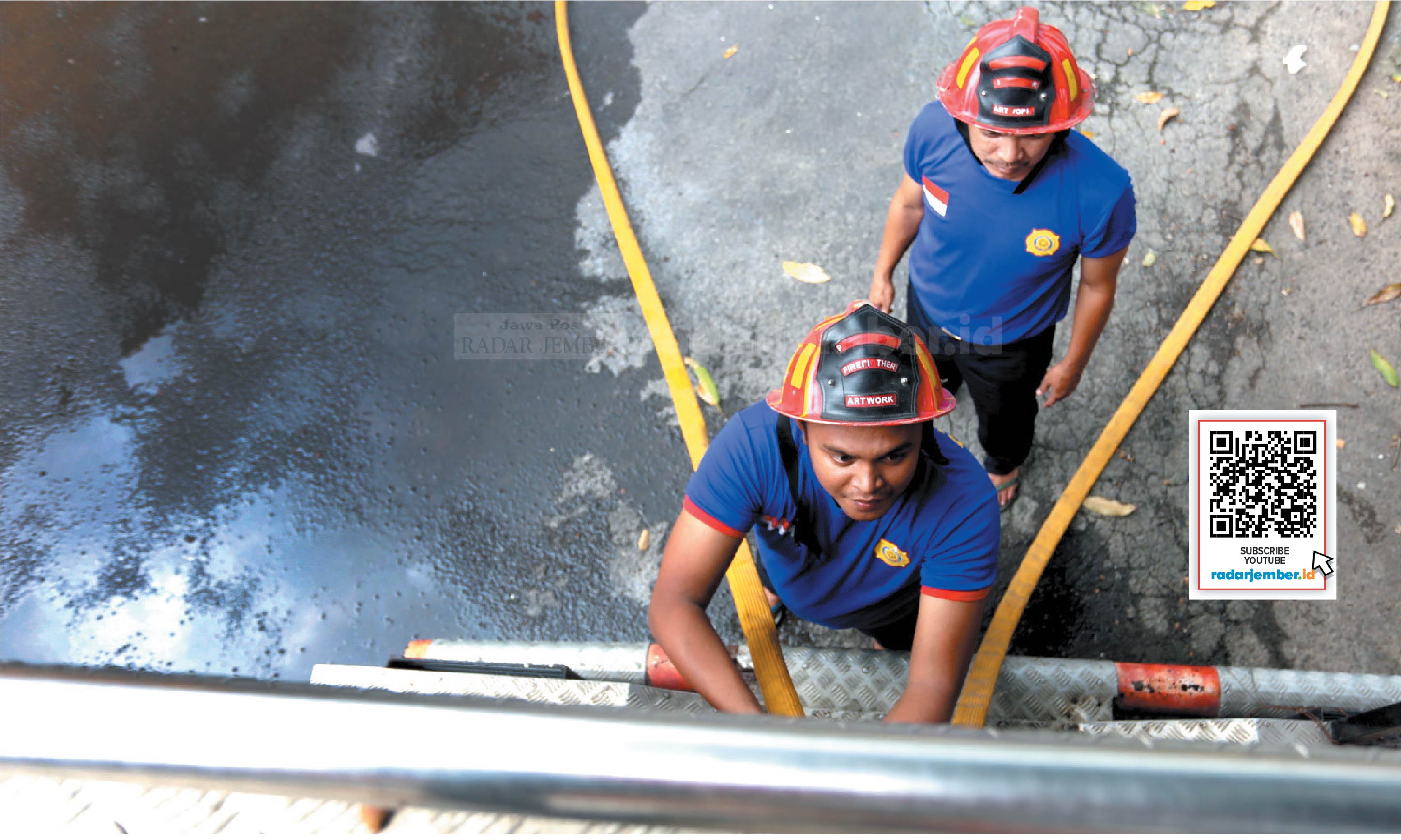 CEK KESIAPAN: Petugas Damkar Jember mengecek secara rutin kesiapan mobil Damkar dan kesiapan personel, kemarin (29/12). 