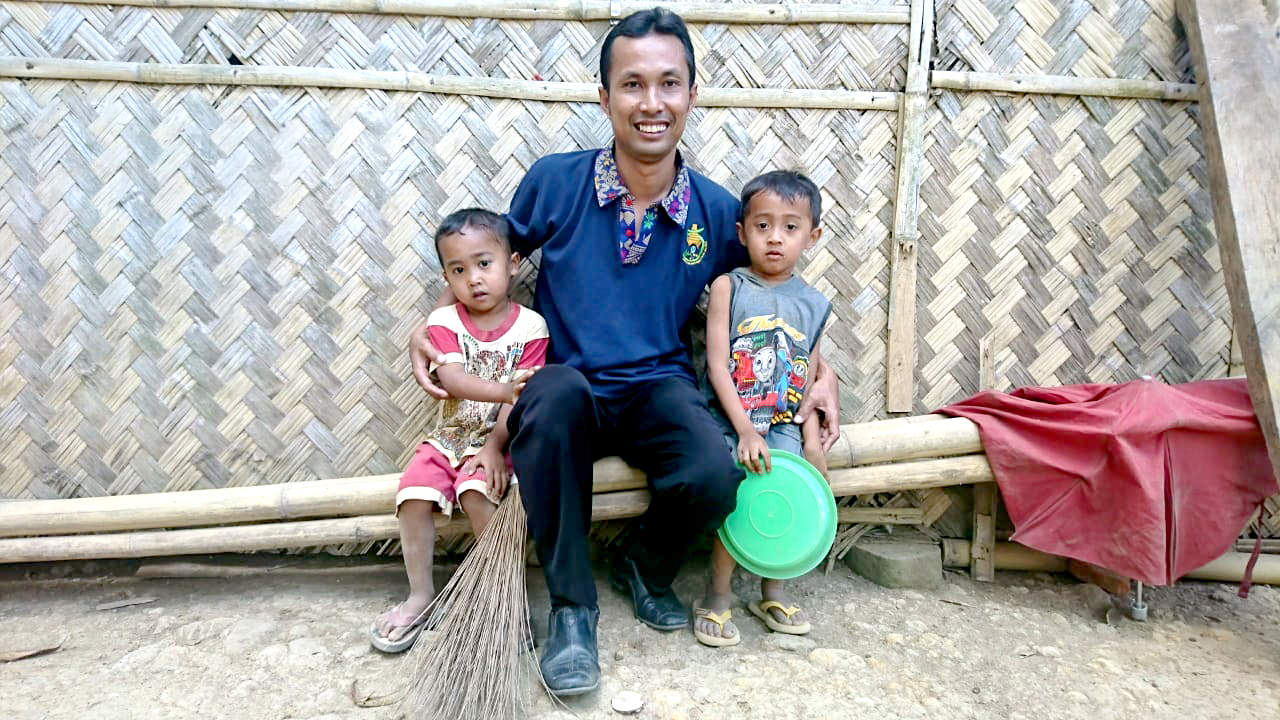 PEDULI: Muhammad Abdul Ghofur (Diki) di sela-sela kesibukannya masih menyempatkan menyapa dan mengajak bermain orang-orang baru yang ditemuinya. Seperti anak-anak tersebut.