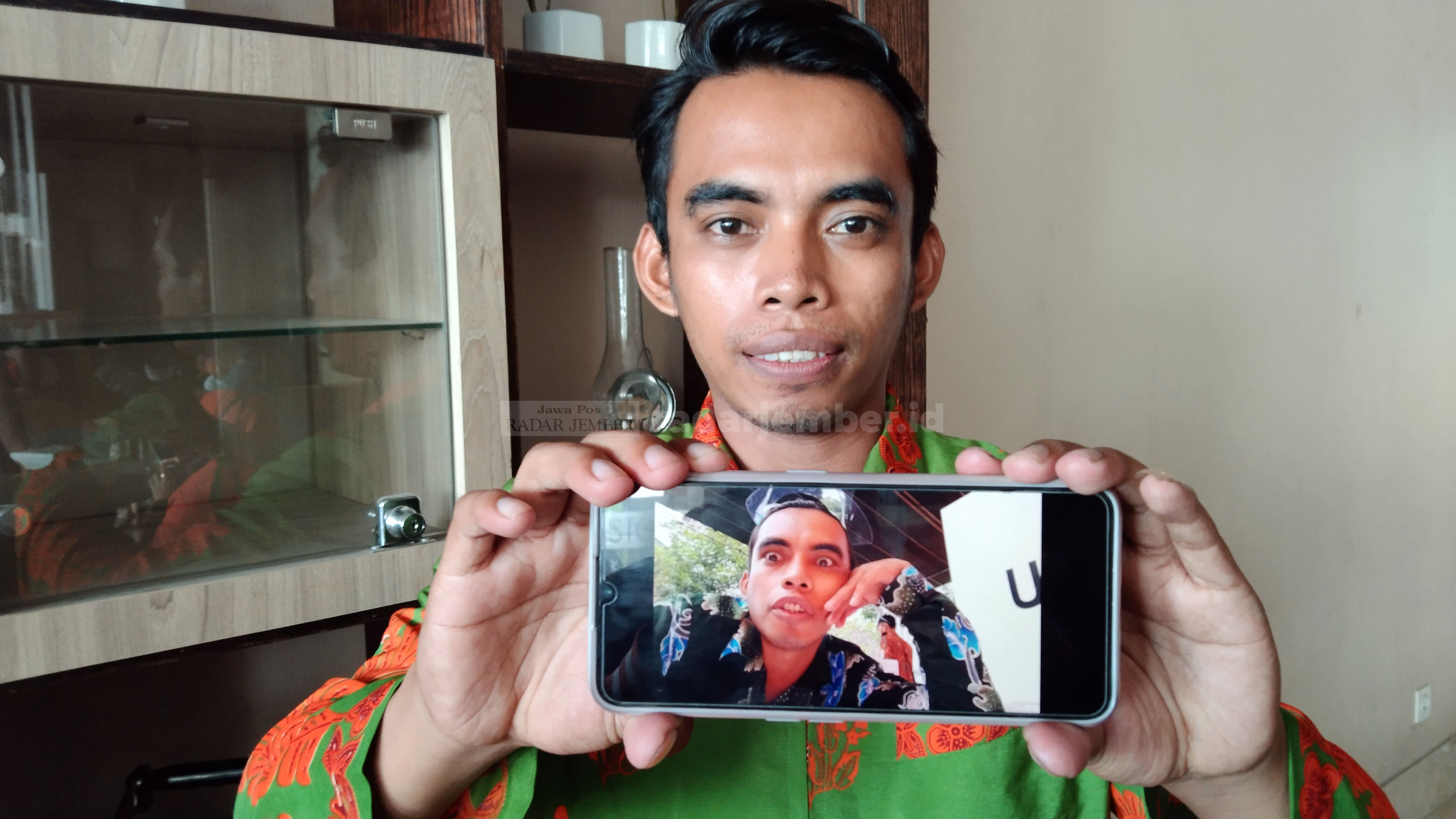 KREATIF: Muhammad Haris, pemain TikTok asal Desa/Kecamatan Ledokombo menujukkan video kreasinya yang berisi tentang ajakan antigolput.