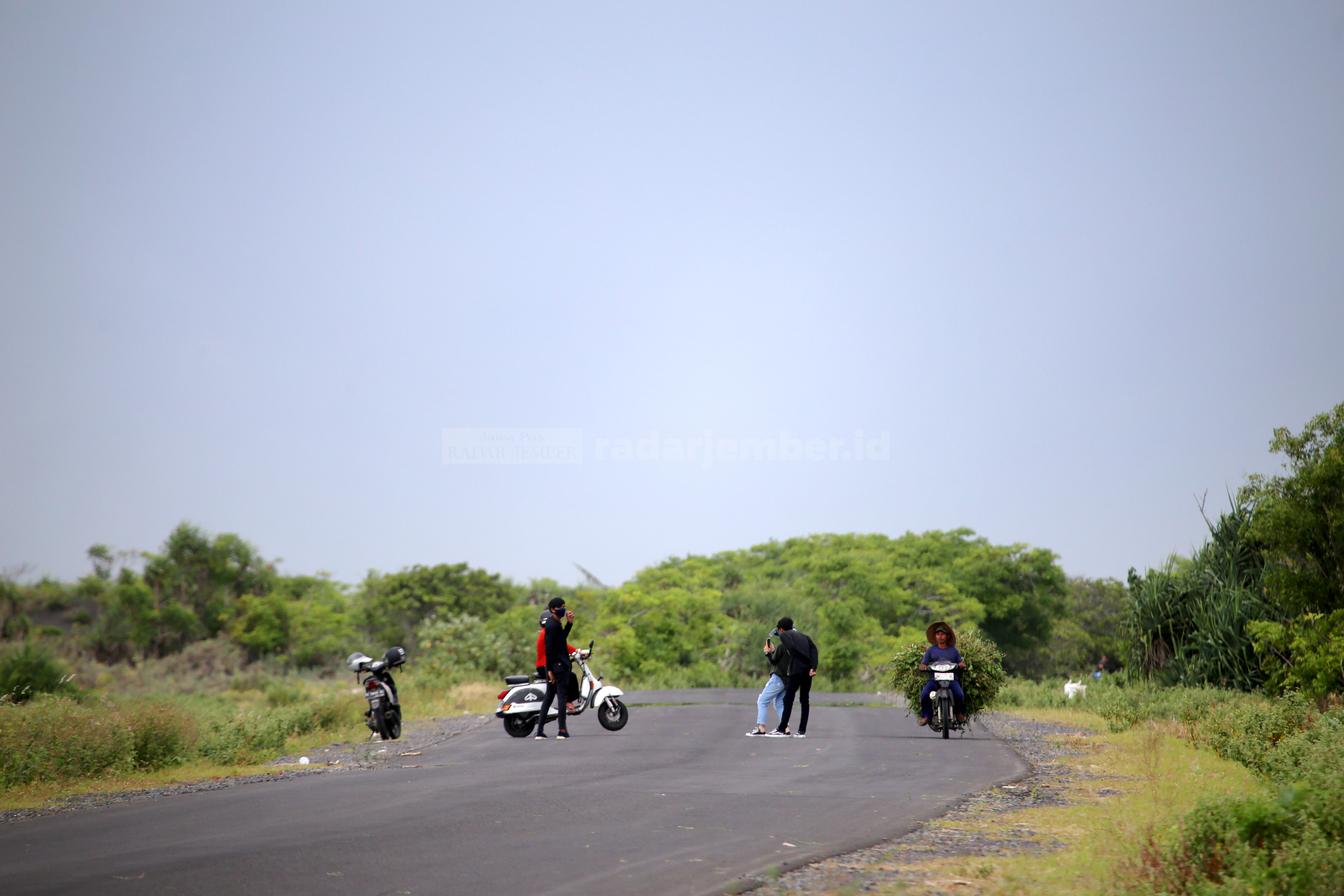 CEKREK-CEKREK: Beberapa pengunjung Pantai Paseban, Kencong, berhenti di tengah jalan JLS. Mereka memilih lokasi yang tepat untuk mengambil foto.