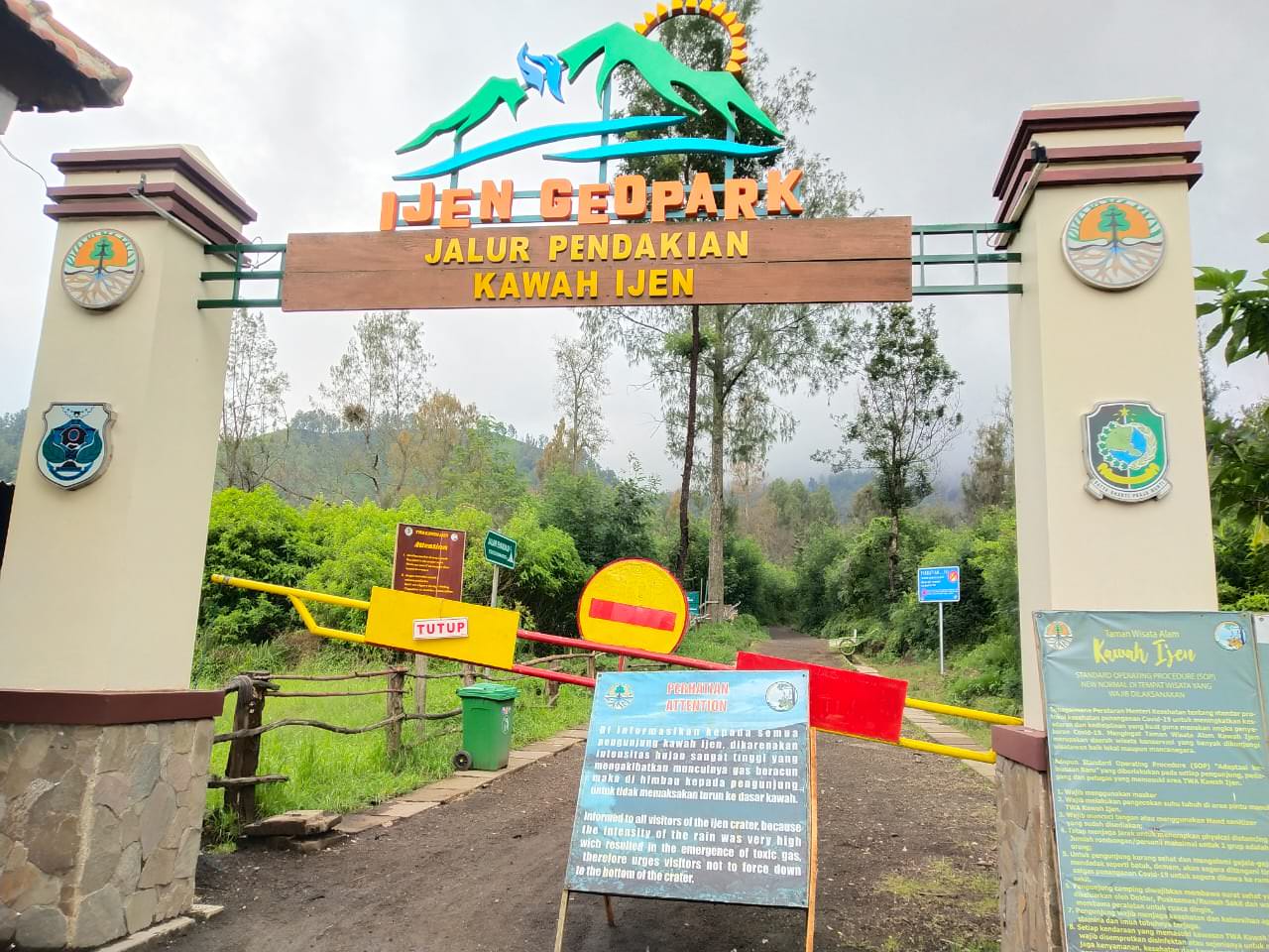 KAWAH IJEN: Pintu masuk jalur pendakian Kawah Ijen. Pada pergantian tahun, pendakian ditutup. Dibuka lagi tanggal 4 Januari 2020.