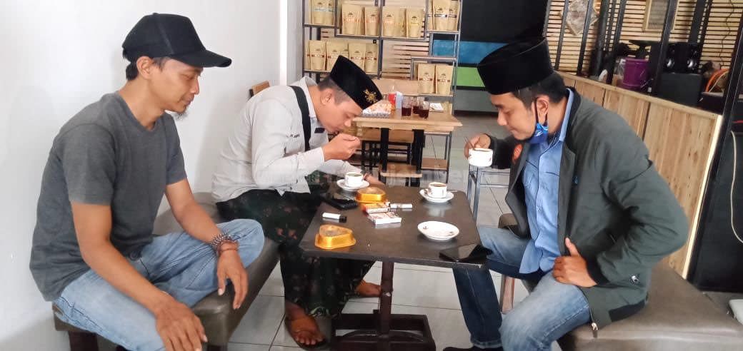 NIKMATI KOPI: Beberapa pemuda saat meminum kopi arabika Java Ijen Raung dengan bayar seikhlasnya.
