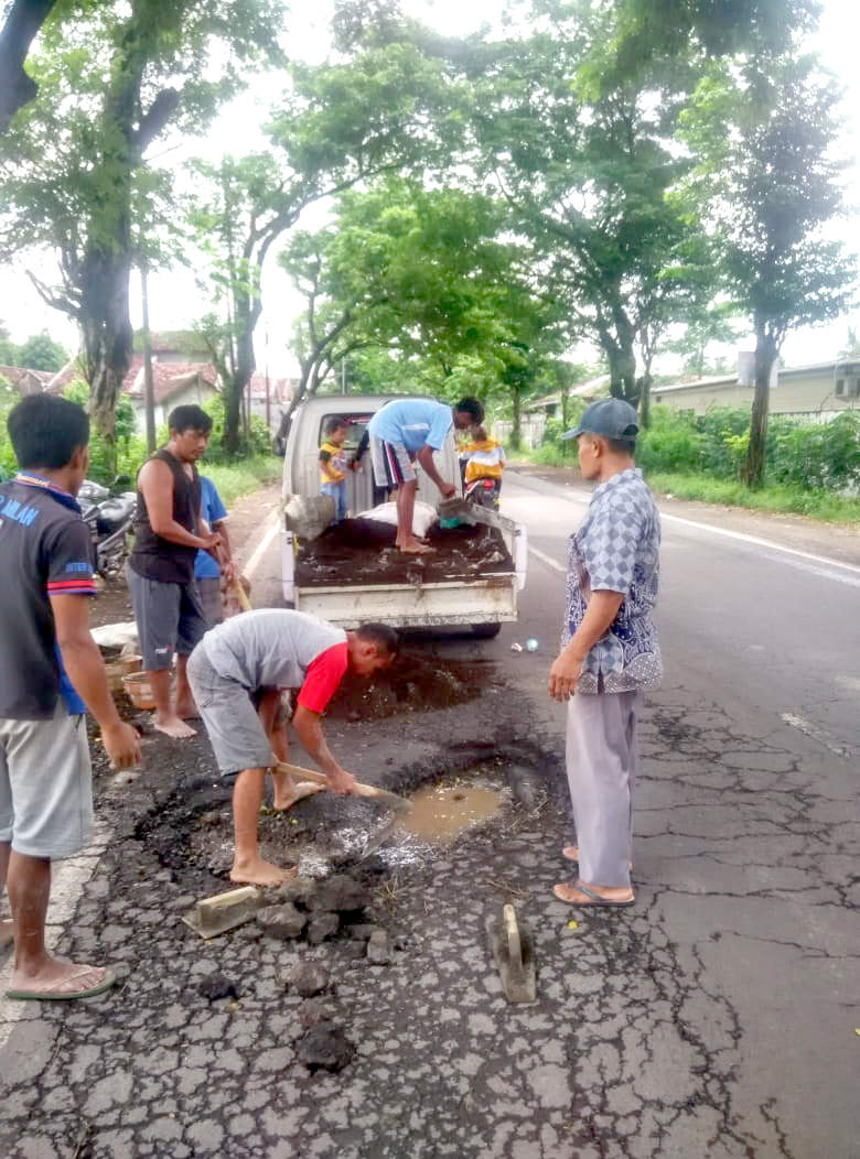 INISIATIF SENDIRI: Warga Dusun Krajan dari empat RT saat melakukan perbaikan dengan cara mengecor jalan dengan menggunakan semen, kemarin (13/12).