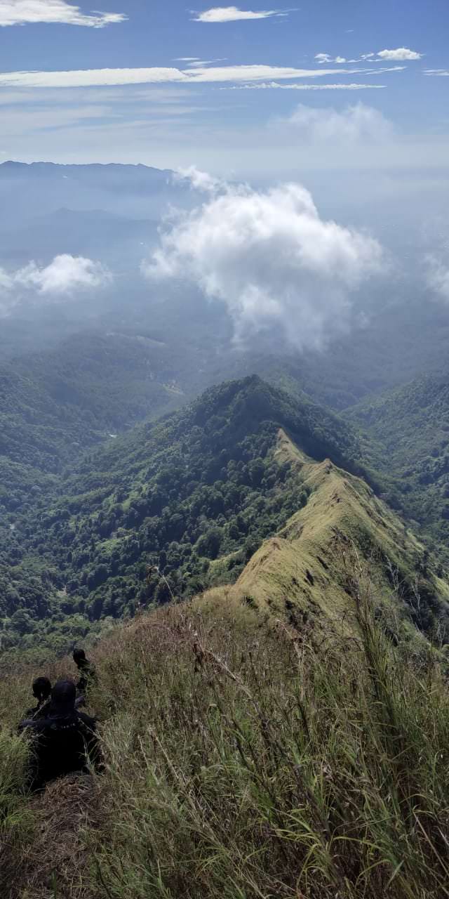 MENAKJUBKAN: Beberapa pendaki saat menapaki puncak piramid sebelum Covid-19. Pemandangan di puncak Piramid menjadi daya tarik sendiri bagi para pendaki.