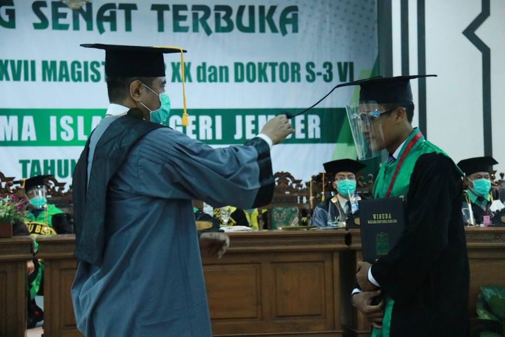 KHIDMAT: Prosesi wisuda IAIN Jember yang berlangsung di Gedung Kuliah Terpadu IAIN Jember Kamis (3/11) kemarin.