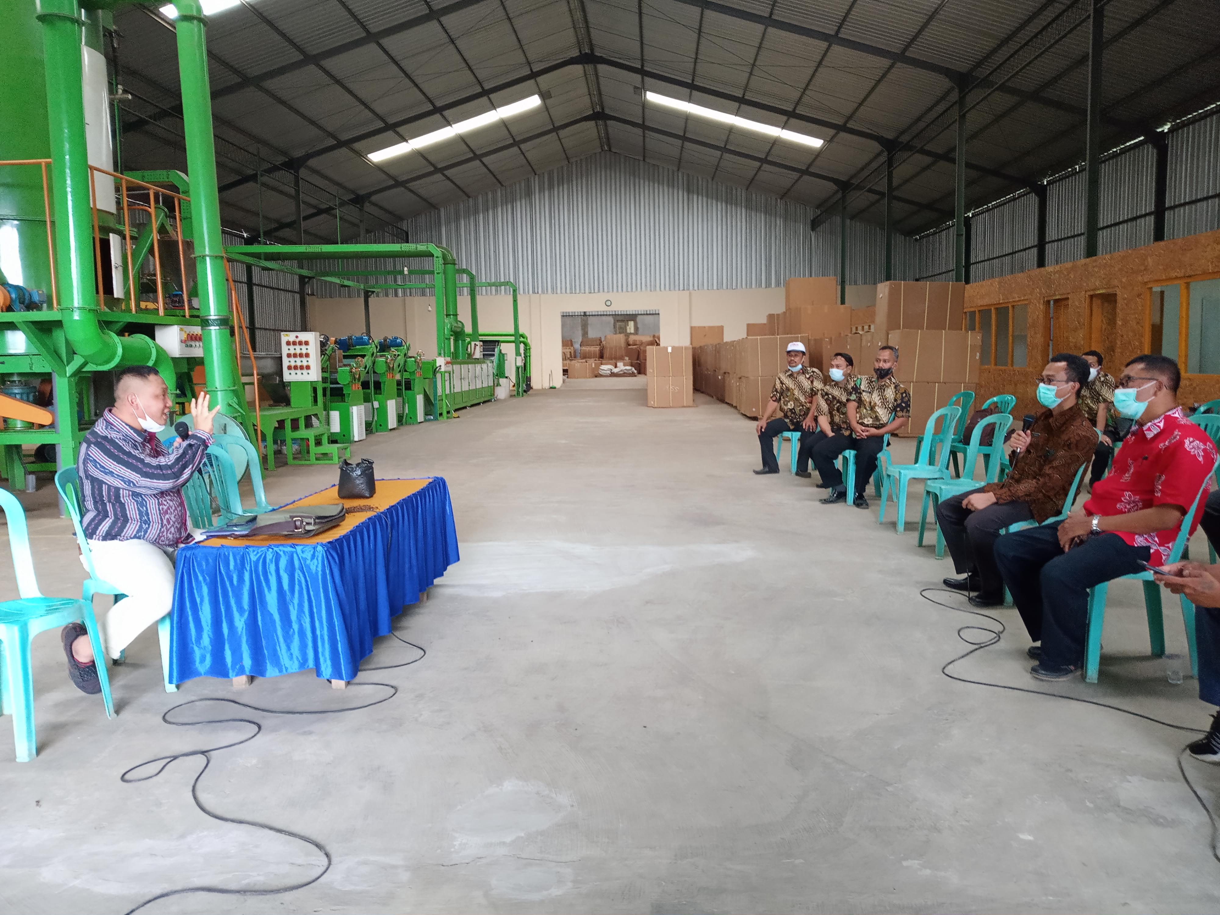 JELASKAN PROSES: Ismu Handoko dari PT Natobin saat menjelaskan proses pengolahan tembakau sisa kepada rombongan Dinas Pertanian dan Perkebunan Jawa Tengah.