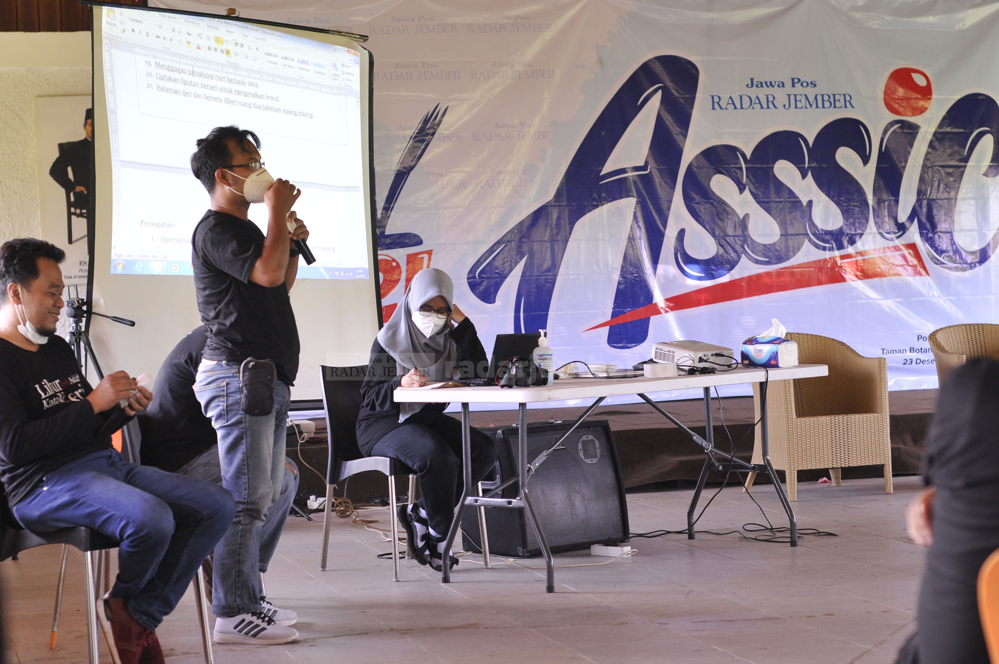 PAPARKAN PROGRAM: Suasana koordinasi masing-masing divisi untuk mematangkan program kerja, serta pemaparan program kerja 2021.