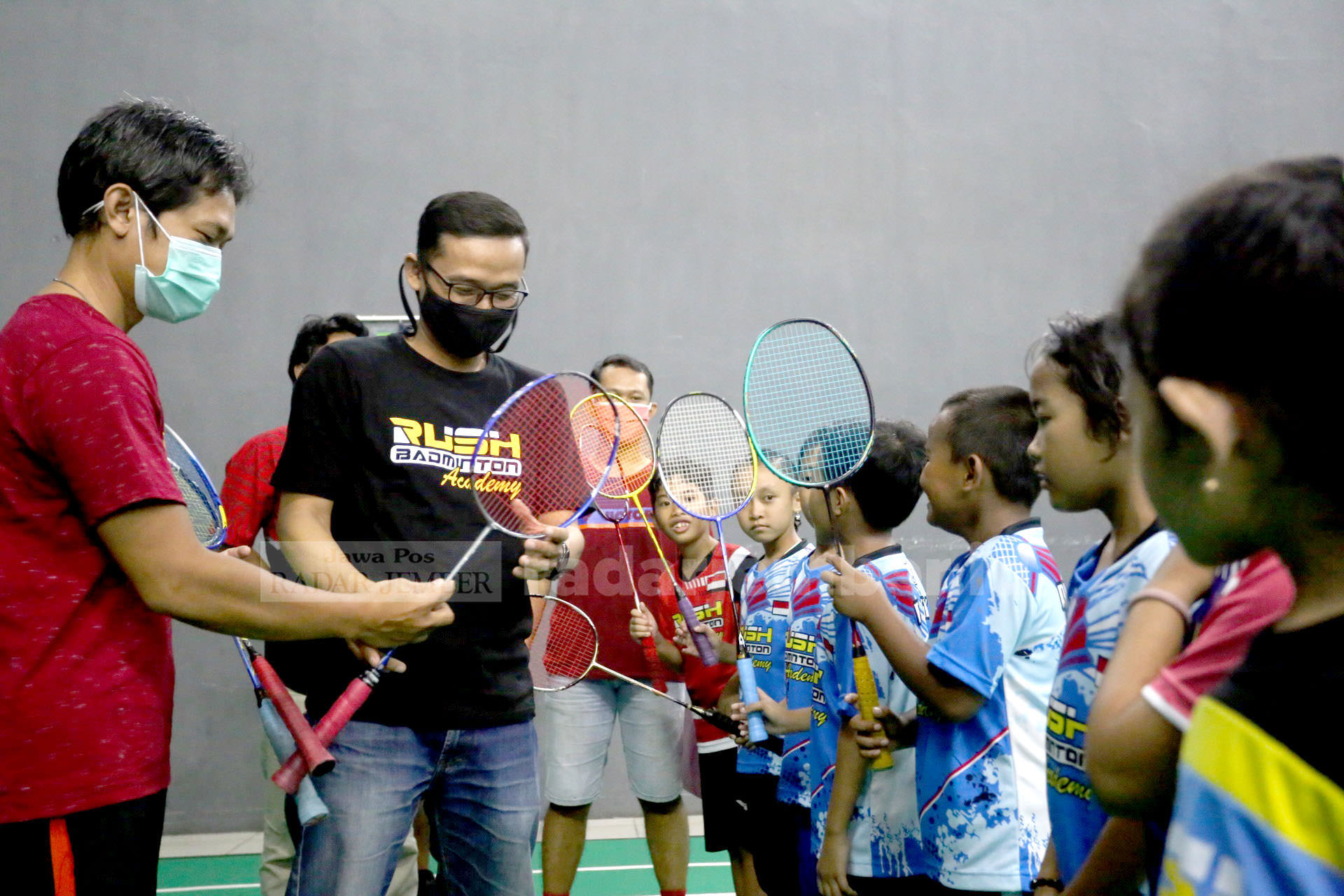 SIAP LATIHAN: Sejumlah atlet bulu tangkis masa depan Jember kembali berlatih untuk menjaga performa di Rush Badminton Akademi.