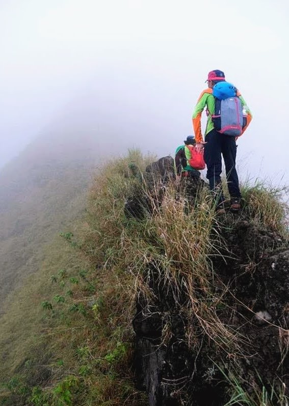 DIPUNCAK: Tim survei Bukit Piramid saat melakukan survei di titik pucak. 