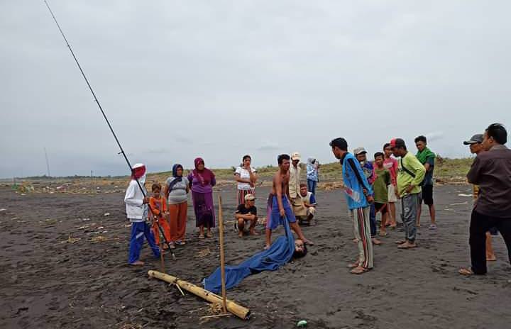 MASIH DISELIDIKI: Warga berdatangan melihat penemuan mayat wanita tanpa identitas di Pantai Talangsari, Desa Kepanjen, Gumukmas.