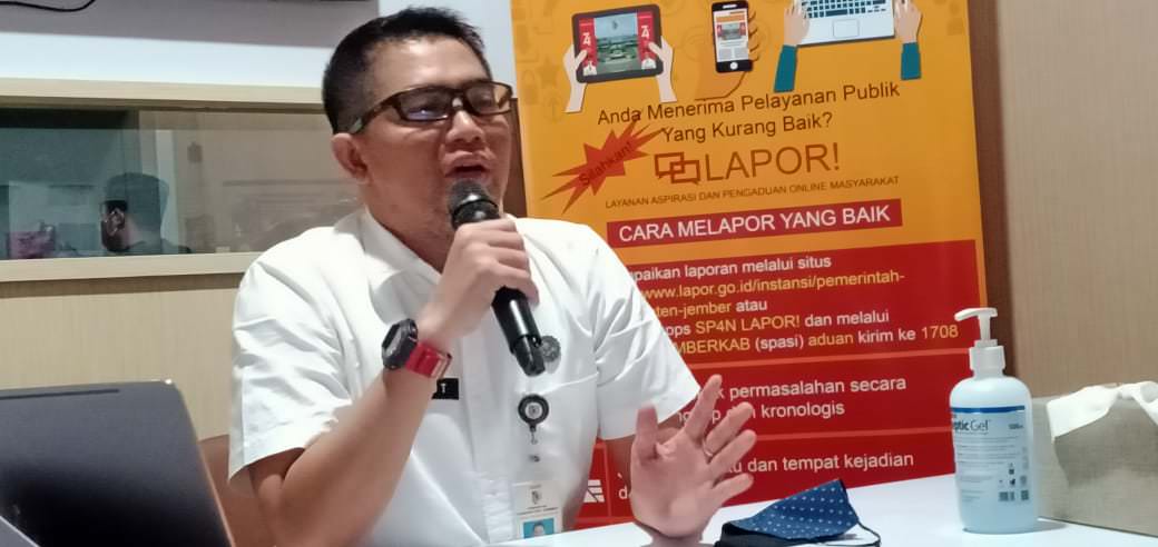 PEMAPARAN: Gatot Triyono, juru bicara Satgas Covid-19 Kabupaten Jember menjelaskan tentang kondisi persebaran Covid-19 di Kabupaten Jember.