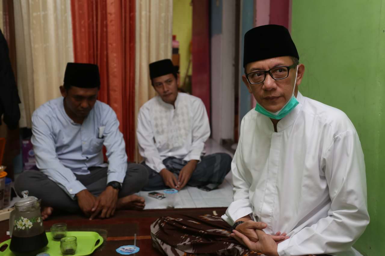 SANTAI: Calon Wakil bupati M Balya Firjaun Barlaman atau disapa Gus Firjaun tampak santai sebelum berangkat ke TPS.