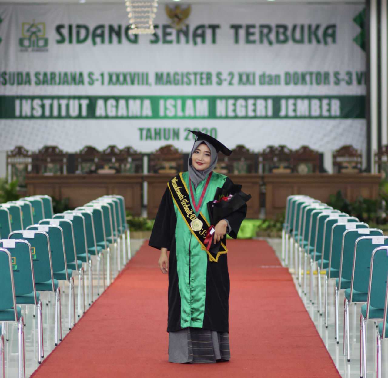 INSPIRATIF: Lailatul Usriyah, perempuan yang dinobatkan sebagai wisudawan terbaik Program Doktor Pascasarjana IAIN Jember saat wisuda IAIN Jember yang digelar, Senin (21/12/2020)